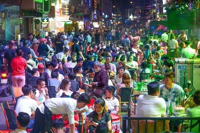 Khách ăn uống, vui chơi tại Phố đêm Bùi Viện (TPHCM). Ảnh: Q.Đ