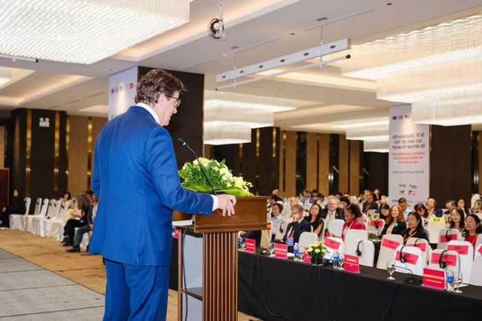 GS. Rick Bennett đề xuất: giữ bằng đại học nhưng bổ sung giá trị cho tấm bằng.