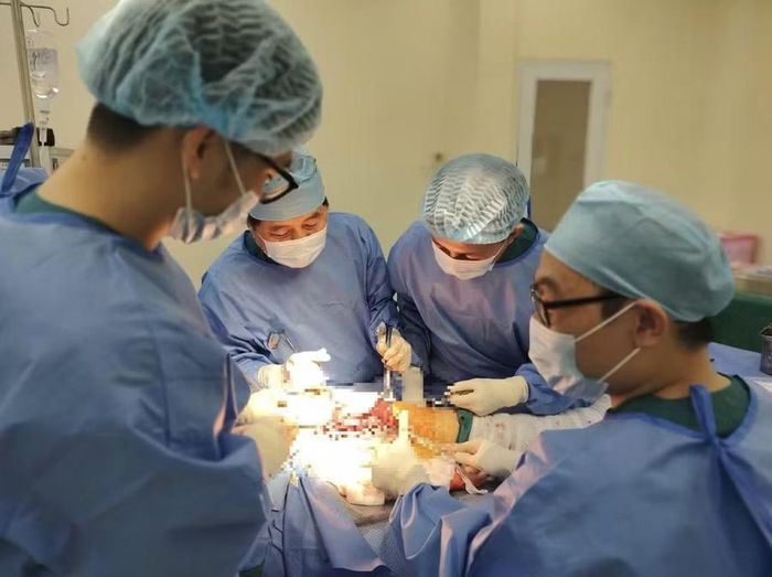 Ê-kíp thực hiện ca phẫu thuật.