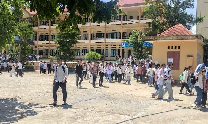 Giờ tan học của học sinh Trường THPT Quan Sơn.