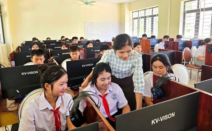 Cô và trò Trường Phổ thông Dân tộc Nội trú THCS Quan Sơn trong giờ học Tin học.