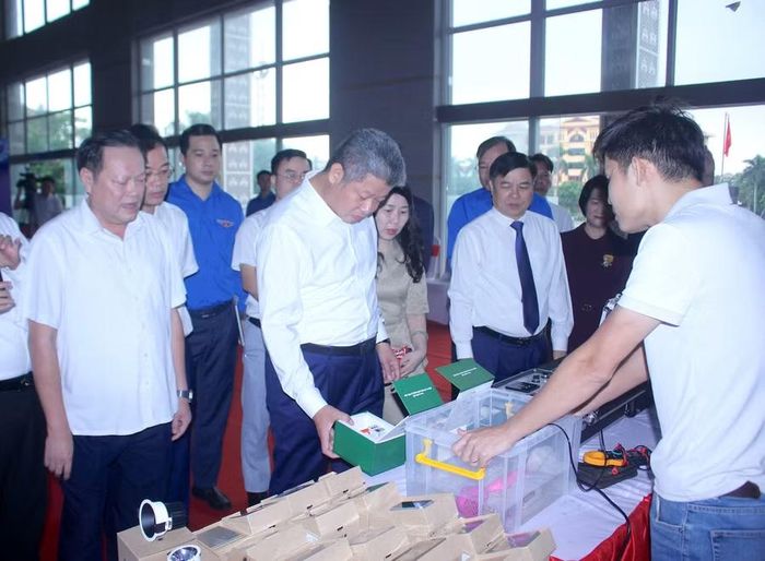 Ông Nguyễn Mạnh Quyền - Chủ tịch UBND tỉnh Hưng Yên tham quan gian hàng giới thiệu sản phẩm của doanh nghiệp trẻ Hưng Yên.