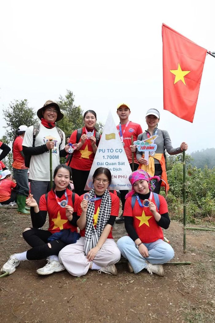 Các vận động viên hào hứng khi vượt qua chặng đường rừng khó khăn để chinh phục đỉnh Pu Tó Cọ.