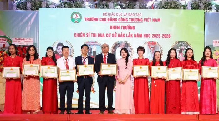 Ban tổ chức trao thưởng cho cán bộ quản lý, giáo viên Trường Cao đẳng Công thương Việt Nam - Cơ sở tại Đắk Lắk.