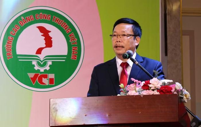 PGS.TS Nguyễn Thành Vinh phát biểu khai giảng năm học 2026-2027.