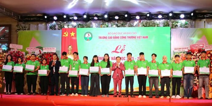 Trường Cao đẳng Công thương Việt Nam cơ sở đào tạo tại Đắk Lắk trao học bổng cho HSSV.