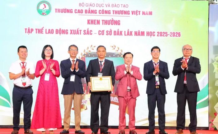 Trường Cao đẳng Công thương Việt Nam - Cơ sở tại Đắk Lắk đón nhận danh hiệu: Tập thể Lao động xuất sắc.