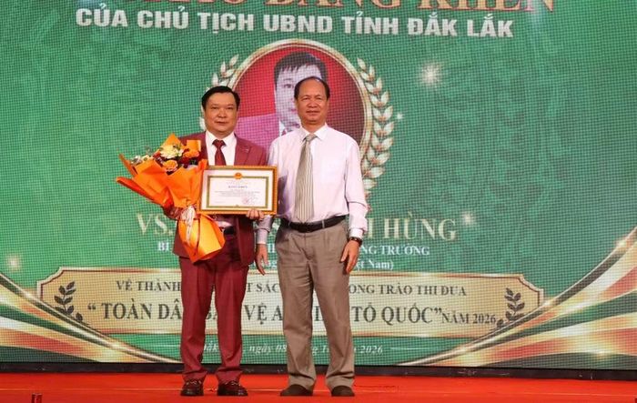 Ông Nguyễn Hữu Việt trao Bằng khen của UBND tỉnh Đắk Lắk cho VS.GSDD.TS Lê Đại Hùng.