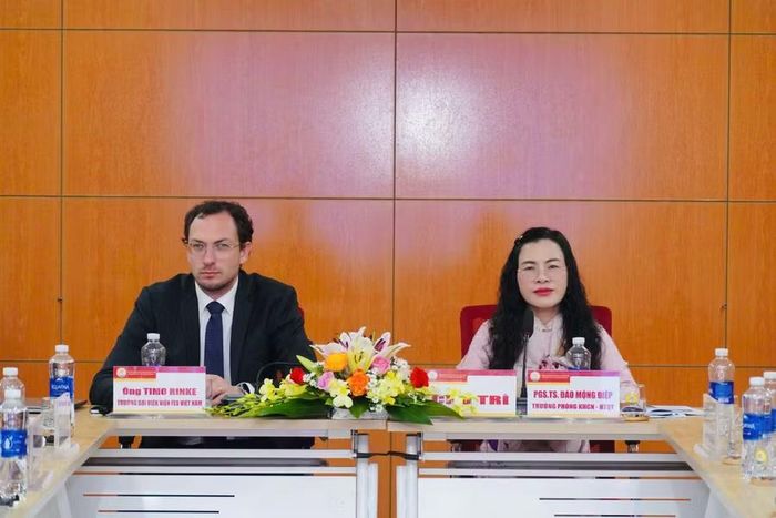PGS.TS Đào Mộng Điệp, Trưởng Phòng KHCN & HTQT Trường ĐH Luật Huế (phải) đặt vấn đề cân bằng giữa quyền độc quyền của nhà đầu tư và quyền tiếp cận thuốc bảo vệ sức khỏe cộng đồng.