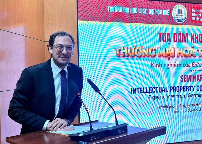 Ông Timo Rinke, Trưởng Đại diện Viện FES (CHLB Đức) tại Việt Nam phát biểu bế mạc buổi Tọa đàm khoa học.