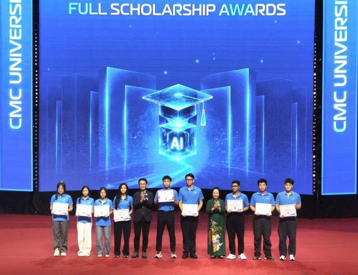 Tân sinh viên xuất sắc Trường Đại học CMC nhận học bổng tại lễ khai giảng.