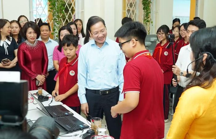 Ông Nguyễn Đức Dũng - Bí thư Đảng ủy, Chủ tịch Hội đồng nhân dân phường Vĩnh Hưng tham quan phòng thí nghiệm khoa học ứng dụng AI.
