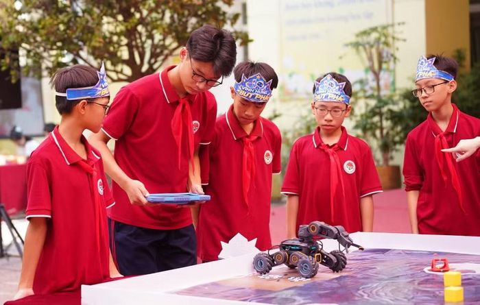 Học sinh thi đấu robot.