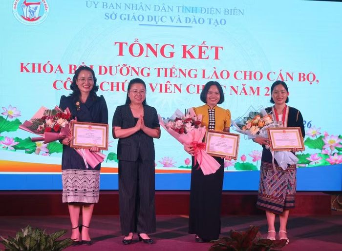 Bà Hoàng Tuyết Ban, Giám đốc Sở GD&ĐT tỉnh Điện Biên (thứ 2 từ trái sang) khen thưởng giảng viên và học viên có thành tích xuất sắc trong khóa học.