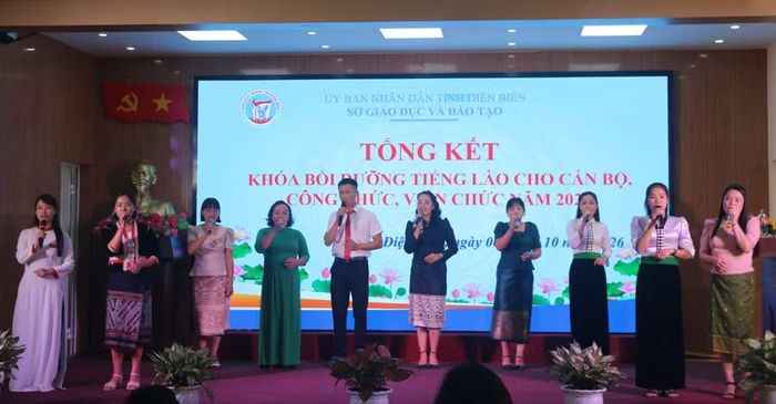 Tiết mục văn nghệ của các học viên tham gia khóa học.