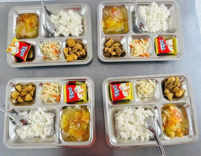 Suất ăn bán trú của một trường tại TPHCM.