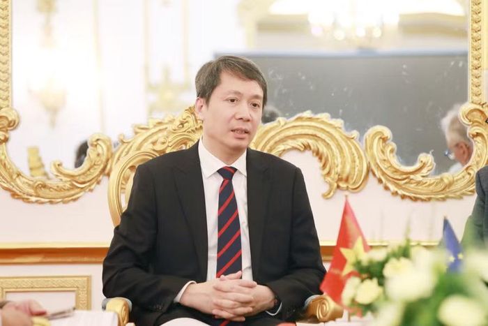 Thứ trưởng Phạm Quang Hưng trao đổi tại buổi làm việc.