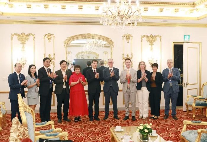 Các đại biểu chụp ảnh lưu niệm cuối chương trình.