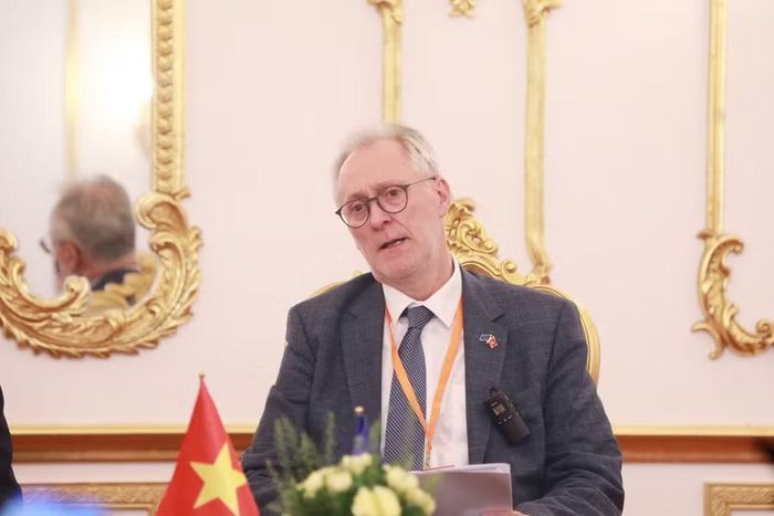 Ông Stefaan Hermans chia sẻ ý kiến tại buổi làm việc với Bộ GD&ĐT Việt Nam.
