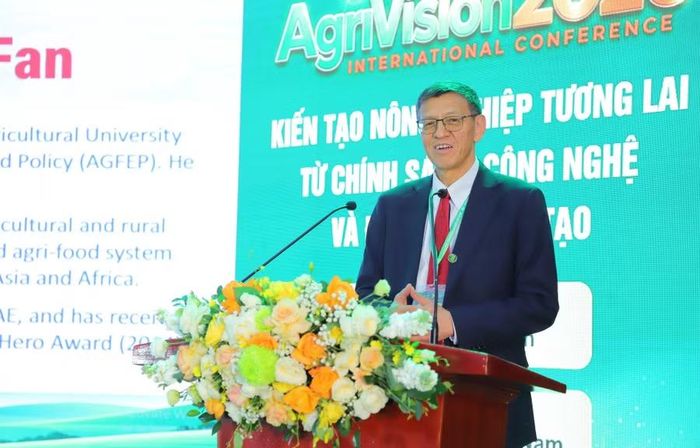 Chuyên gia, nhà khoa học quốc tế tham luận tại hội thảo.