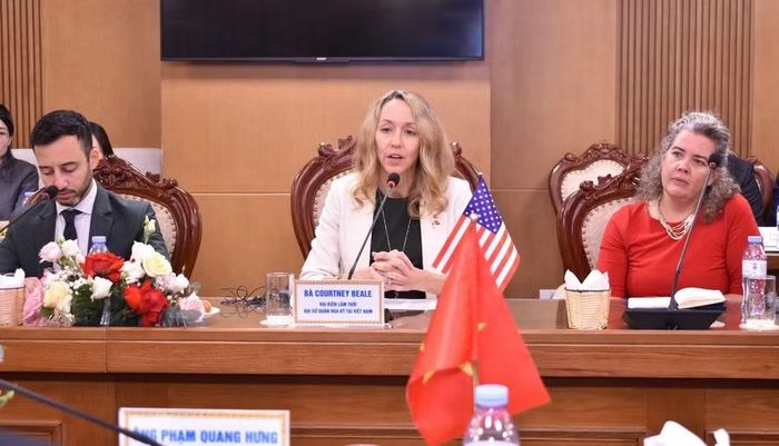 Bà Courtney Beale, Đại biện lâm thời Đại sứ quán Hoa Kỳ tại Việt Nam trao đổi tại buổi làm việc.