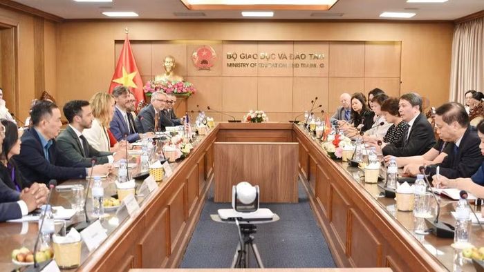 Quang cảnh buổi làm việc.