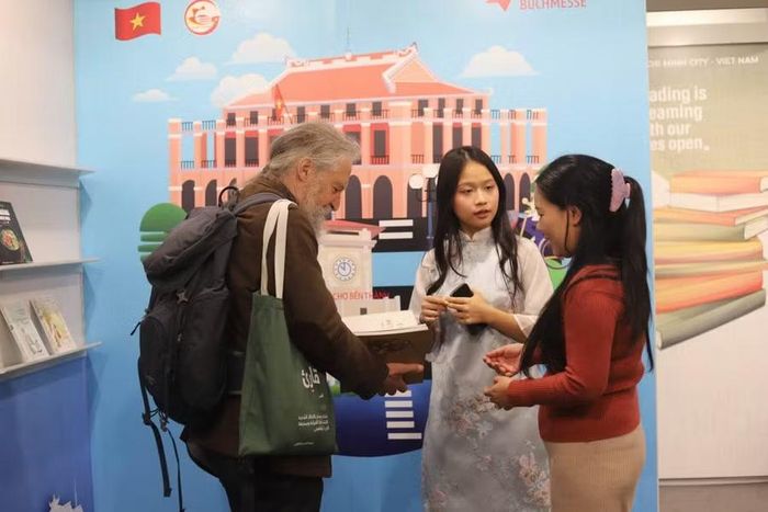 Đoàn công tác tại TPHCM giới thiệu sách và văn hoá Việt Nam đến người Việt tại Đức và các khách nước ngoài tham quan. Ảnh: SVH&TT TPHCM