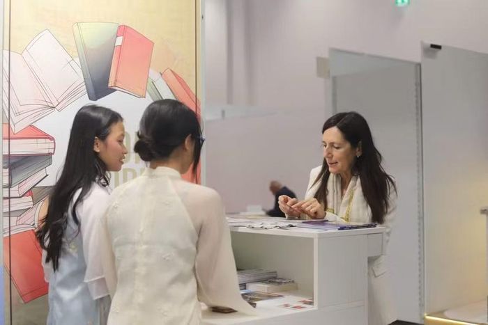 Gian hàng của TPHCM đón nhiều khách tham quan, tìm hiểu. Ảnh: SVH&TT TPHCM