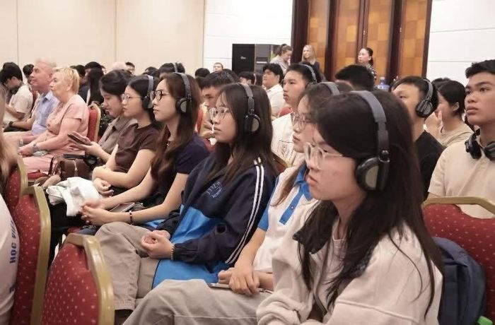 Các bạn sinh viên lắng nghe tham luận về dự án. (Ảnh: Minh Hằng)