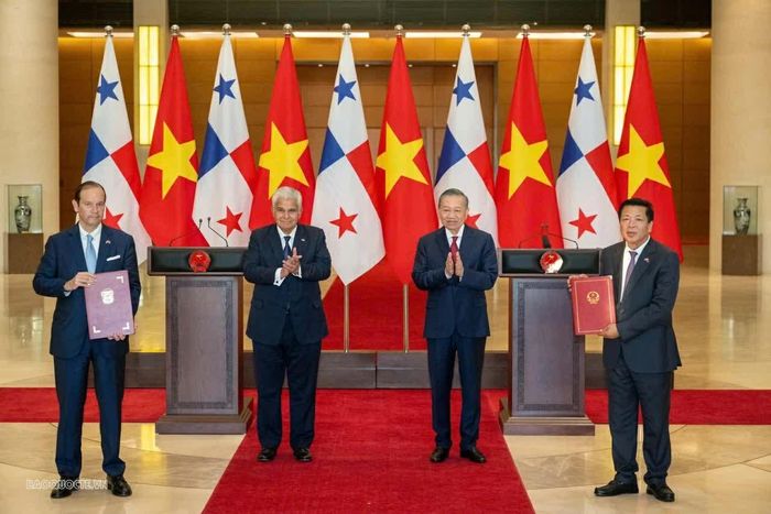 Tổng Bí thư, Chủ tịch nước Tô Lâm và Tổng thống José Raúl Mulino chứng kiến lễ trao văn kiện hợp tác song phương. (Ảnh: Nguyễn Hồng)