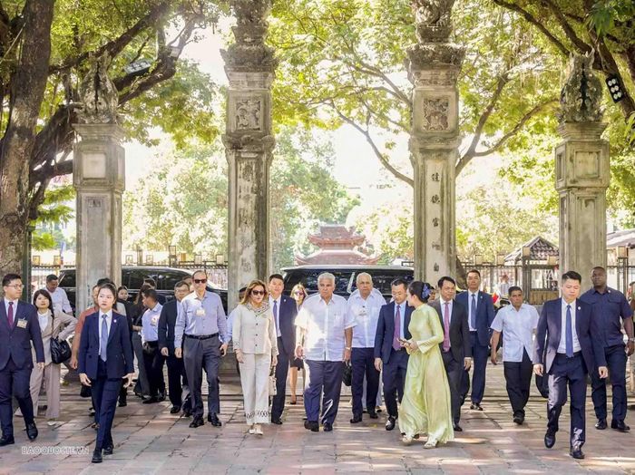 Tổng thống Panama và Phu nhân thăm Văn Miếu – Quốc tử Giám. (Ảnh: Nguyễn Hồng)