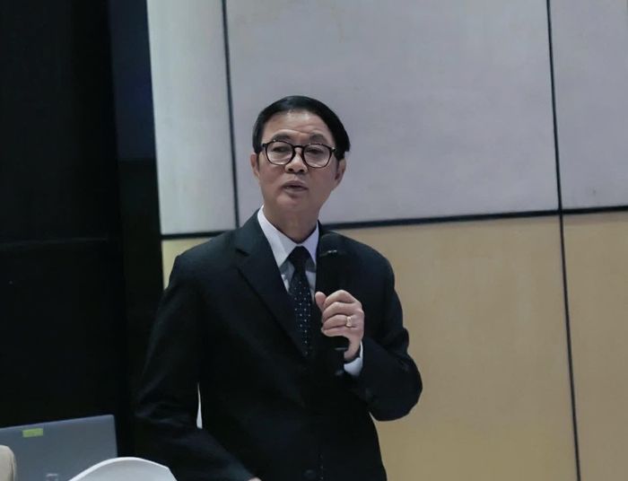 PGS.TS. Đại tá Đỗ Cảnh Thìn trình bày tham luận về lừa đảo xuyên quốc gia sử dụng công nghệ số dưới góc nhìn an ninh phi truyền thống. (Nguồn: BTC)