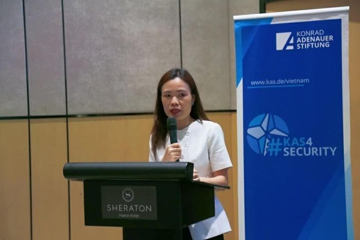 TS. Nguyễn Thị Thùy Trang đã trình bày kết quả nghiên cứu về “An ninh hóa các thách thức kinh tế ở Đông Nam Á: Ứng phó với lừa đảo xuyên quốc gia có tổ chức sử dụng công nghệ số”. (Nguồn: BTC)