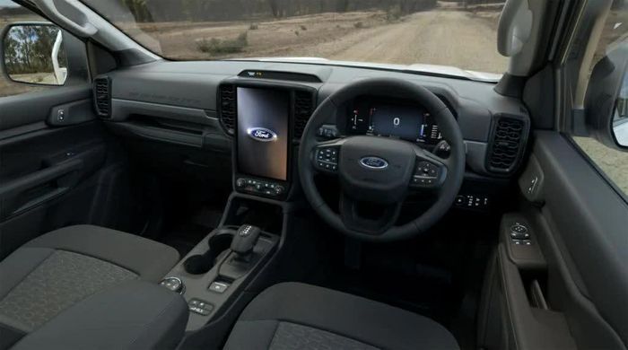 Khoang lái của Ranger Super Duty, vẫn được trang bị khá đầy đủ.