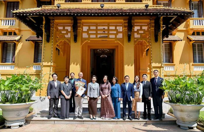 Thứ trưởng Lê Thị Thu Hằng, Đại sứ Lee Miyon và ông Yang Sungmo cùng các đại biểu tại Lễ trao Giấy phép mở lại Văn phòng thường trú KBS tại Việt Nam.