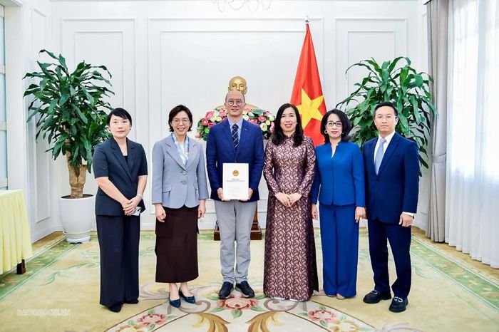 Thứ trưởng Lê Thị Thu Hằng và Đại sứ Hàn Quốc tại Việt Nam Lee Miyon tại Lễ trao Giấy phép mở lại Văn phòng thường trú KBS.