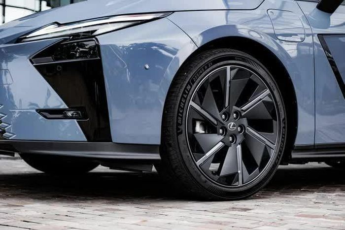 Đây là mẫu sedan thuần điện đầu tiên của Lexus.