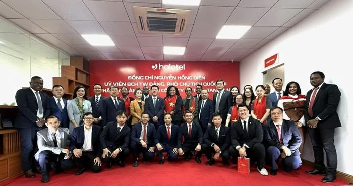 Phó Chủ tịch Quốc hội Nguyễn Hồng Diên đến thăm và làm việc tại Tập đoàn Halotel. (Nguồn: Đại sứ quán Việt Nam tại Tanzania)