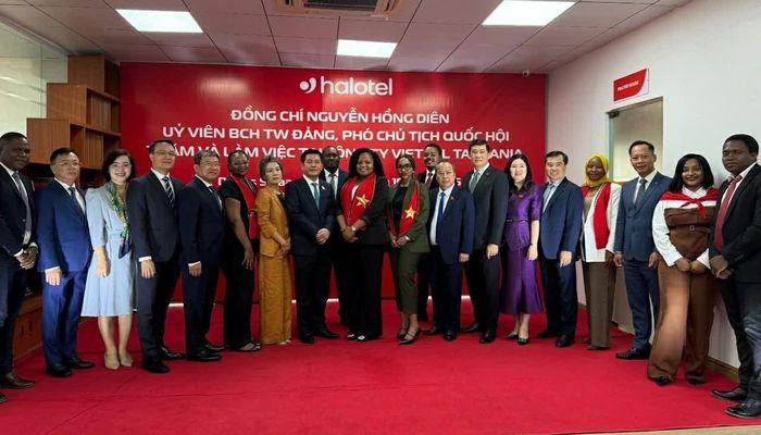 Phó Chủ tịch Quốc hội Nguyễn Hồng Diên cùng Đại sứ quán Việt Nam tại Tanzania và Tập đoàn Halotel thăm cơ sở làm việc của Halotel. (Nguồn: Đại sứ quán Việt Nam tại Tanzania)