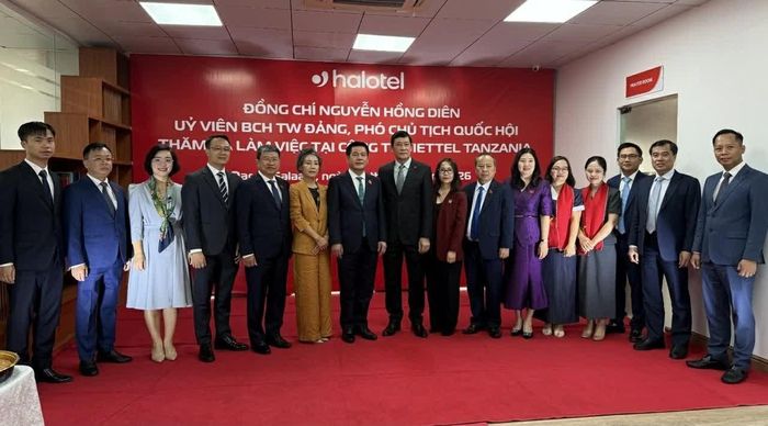 Phó Chủ tịch Quốc hội Nguyễn Hồng Diên cùng Đại sứ quán Việt Nam tại Tanzania và Tập đoàn Halotel thăm cơ sở làm việc của Halotel. (Nguồn: Đại sứ quán Việt Nam tại Tanzania)