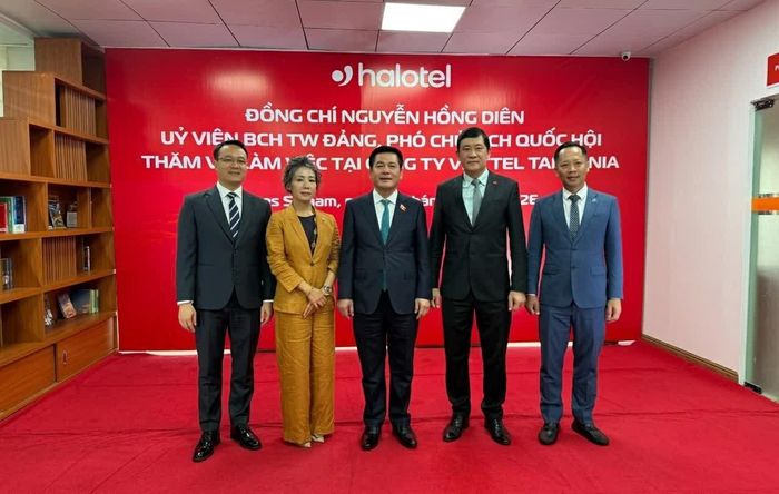 Phó Chủ tịch Quốc hội Nguyễn Hồng Diên cùng Đại sứ quán Việt Nam tại Tanzania và Tập đoàn Halotel thăm cơ sở làm việc của Halotel. (Nguồn: Đại sứ quán Việt Nam tại Tanzania)