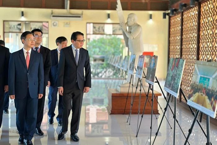 Trưởng đoàn đại biểu hai bên tham quan không gian trưng bày hình ảnh về công tác phối hợp giữa Việt Nam và Lào trong quản lý, bảo vệ biên giới và hỗ trợ đời sống nhân dân hai bên biên giới. (Ảnh: Thúy Hòa)