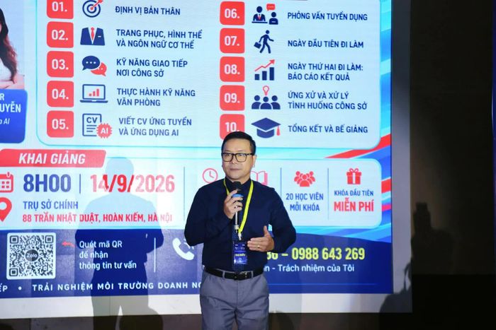 ThS. Lê Anh Tuấn, Trưởng phòng Kỹ năng, Trung tâm Dịch vụ việc làm và Hỗ trợ thanh thiếu niên Hà Nội, giới thiệu chương trình Job Ready - Sẵn sàng đi làm. (Ảnh: Trung Anh)