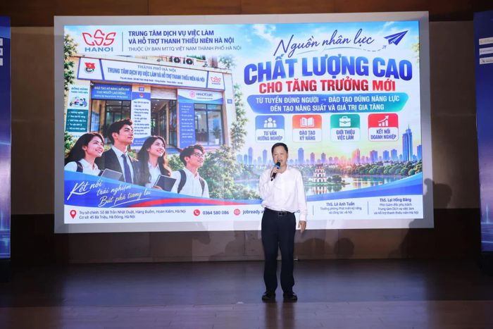 ThS. Lại Hồng Đăng, Phó Giám đốc phụ trách Trung tâm Dịch vụ việc làm và Hỗ trợ thanh thiếu niên Hà Nội, trình bày tham luận “Nguồn nhân lực chất lượng cao cho tăng trưởng mới”. (Ảnh: Ban tổ chức)