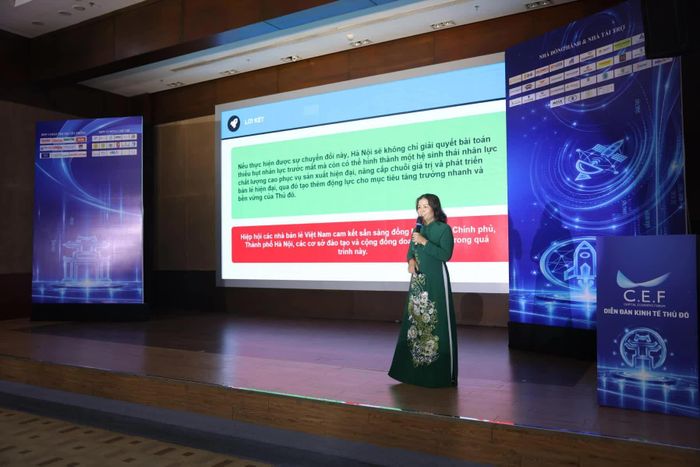 ThS. Trần Thị Phương Lan, Chủ tịch Hiệp hội Các nhà bán lẻ Việt Nam, Chủ tịch danh dự Hiệp hội Thủ công mỹ nghệ và Làng nghề Hà Nội, trình bày tham luận “Nhân lực kỹ thuật, sản xuất và chuỗi giá trị, bán lẻ”. (Ảnh: Ban tổ chức)