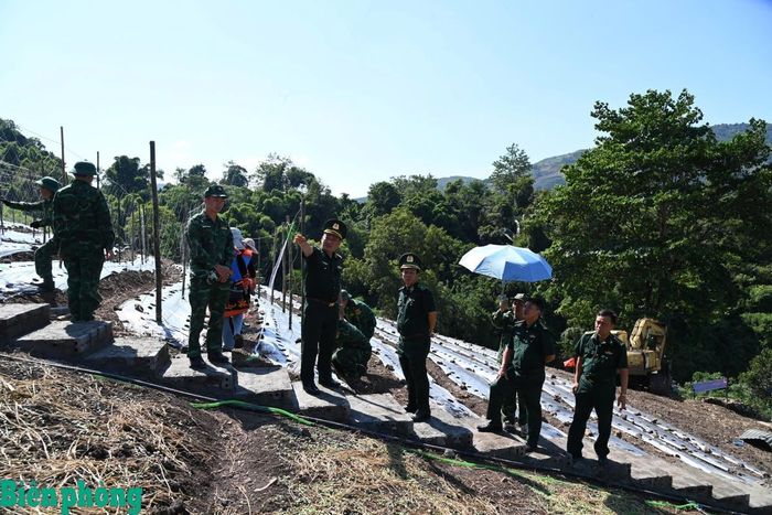 Đoàn công tác kiểm tra mô hình trồng rau xanh tại Đồn Biên phòng cửa khẩu Ma Lù Thàng. Ảnh: Đức Duẩn