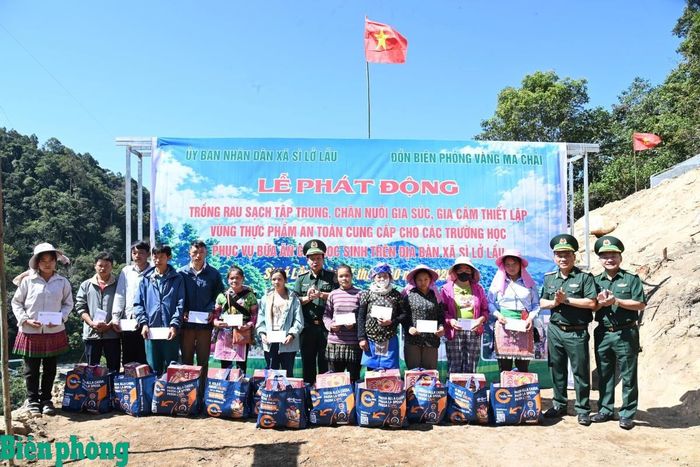 Thiếu tướng Nguyễn Đức Mạnh cùng các thành viên đoàn công tác trao quà tặng các hộ dân bản Ngài Thầu, xã Sì Lở Lầu. Ảnh: Đức Duẩn
