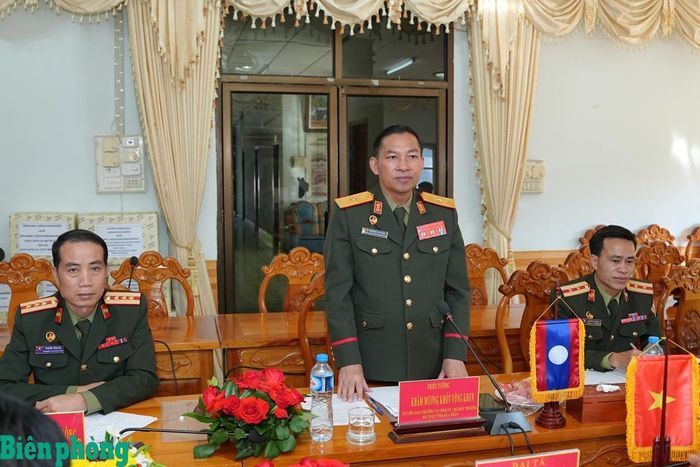 Thiếu tướng Khăm Mương Khột Vông Khun, Chỉ huy trưởng Bộ Chỉ huy Quân sự tỉnh Hủa Phăn phát biểu tại Hội đàm. Ảnh: Hải Chuyền