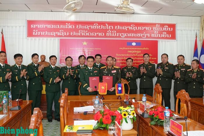 Đại diện Ban Chỉ huy Bộ đội Biên phòng tỉnh Thanh Hóa và Bộ Chỉ huy Quân sự tỉnh Hủa Phăn trao Bản ghi nhớ thỏa thuận hợp tác năm 2027. Ảnh: Hải Chuyền