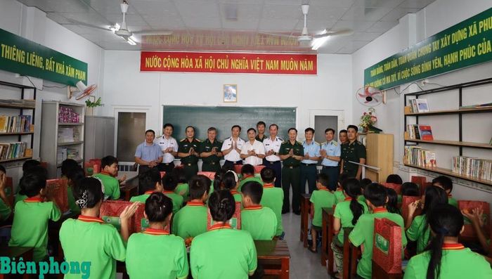 Các đại biểu dự “Tiết học Biên cương” với các em “Lớp học tình thương” do cán bộ Đồn Biên phòng Cầu Bóng trực tiếp giảng dạy. Ảnh: Văn Tân